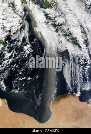 21. Januar 2013 - eine Wolke von Saharastaub erstreckt sich über das Mittelmeer erstreckt sich von der Küste von Libyen nach Süditalien und Stockfoto