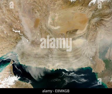 12. Januar 2013 - Satelliten-Blick auf ein Sandsturm erstreckt sich von der Küste Pakistans nach der Straße von Hormuz. Dick genug, um Stockfoto