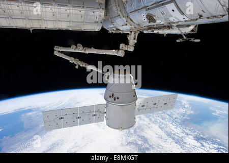 3. März 2013 - Ansicht von SpaceX Drache in seinem Ansatz und mit der internationalen Raumstation ISS andocken. Stockfoto