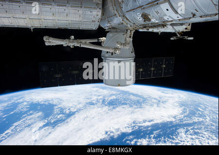 3. März 2013 - Ansicht von SpaceX Drache in seinem Ansatz und mit der internationalen Raumstation ISS andocken. Stockfoto