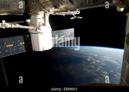 3. März 2013 - Ansicht von SpaceX Drache in seinem Ansatz und mit der internationalen Raumstation ISS andocken. Stockfoto