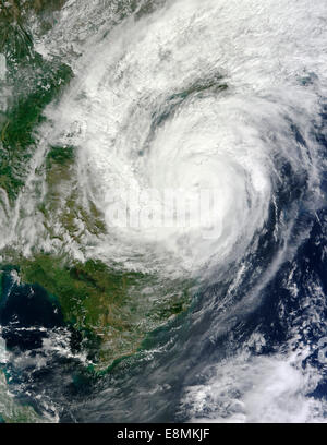 10. November 2013 - Taifun Haiyan in das Südchinesische Meer nähert sich Vietnam. Stockfoto