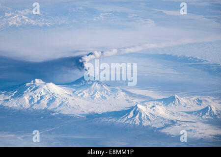 Ein Ausbruch Plume aus Kljutschewskoi, einer der vielen aktiven Vulkane auf der Halbinsel Kamtschatka. Stutz, wahrscheinlich ein Stockfoto