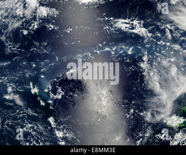 7. Januar 2014 - Nebel vom Vulkan Ambrym, Vanuatu. Stockfoto