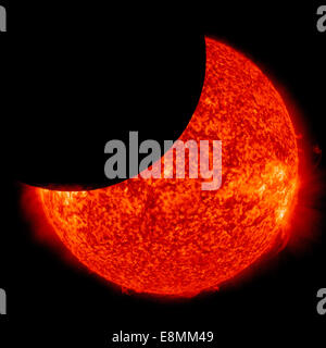 30. Januar 2014 - ist der Mond gesehen bewegen sich zwischen der NASA Solar Dynamics Observatory und der Sonne, die Sternwarte einen Überblick Stockfoto