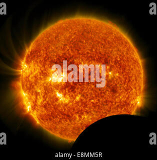 26. Juli 2014 - partielle Sonnenfinsternis, die von der NASA Solar Dynamics Observatory Gesichtspunkt gesehen. Stockfoto