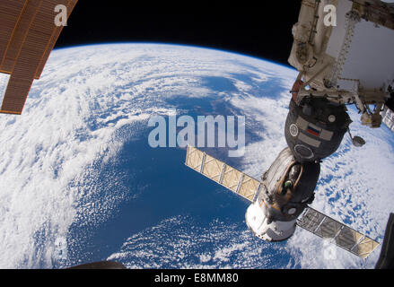 31. Januar 2011 - A russischen Sojus-Raumschiff angedockt an der internationalen Raumstation ISS. Eine blau-weiße Teil der Erde und der Stockfoto