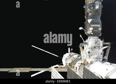 24. Februar 2011 - dockt The Johannes Kepler Automated Transfer Vehicle-2 (ATV-2) bis zum hinteren Ende der International Space Station Stockfoto