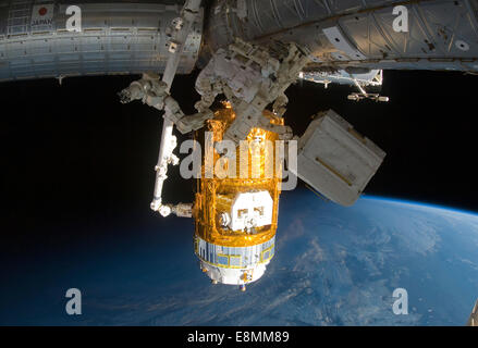10. März 2011 - ist im Griff der internationalen Raumstation ISS Canadarm2 Kounotori H-II Transfer Vehicle (HTV-2) mov Stockfoto