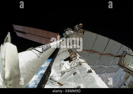 27. Mai 2011 - Fischaugen-Objektiv Ansicht der neu angehängten 50-Fuß-langen verstärkt internationale Raumstation Boom Baugruppe. Stockfoto