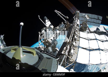 27. Mai 2011 - Fischaugen-Objektiv Ansicht eines Teils der internationalen Raumstation ISS und des angedockten Space Shuttle Endeavour. Stockfoto