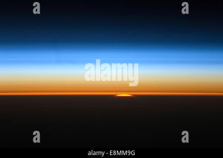 11. Juni 2011 - Blick auf die Sonne spähen über den Leib der Erde. Alle Schichten der Erdatmosphäre werden in dargestellt. Stockfoto
