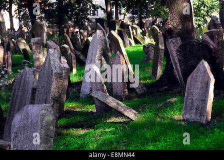 Das alte jüdische Friedhof in Prag wurde von 1439 bis 1787 im Einsatz. Stockfoto