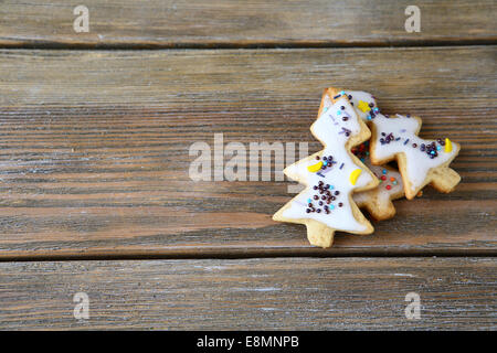 Drei Cookies in der Form von Weihnachtsbäumen, süße Ferienfutter Stockfoto