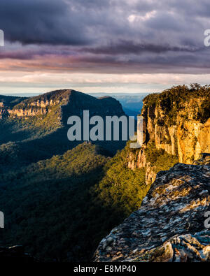 Sonnenaufgang über dem schmalen Hals und Mt Einzelhaft in den Blue Mountains in der Nähe von Katoomba, Australien. Mount Solitary und das Schloss. Stockfoto