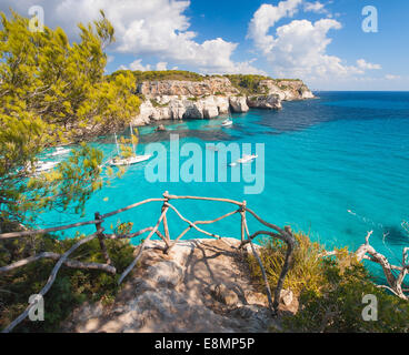 Balkon zum Mittelmeer in Cala Macarella an einem schönen Sommertag. Stockfoto