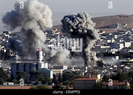 Kobani, Syrien. 11. Oktober 2014. Rauch steigt nach einem US-Luftangriff auf Terrorgruppe islamischer Staat in Kobani, Syrien, 11. Oktober 2014. Die militanten islamischen Staat (IS) haben mehr als 40 Prozent der kontrollierten die überwiegend kurdischen Stadt Kobane in Nordsyrien, die oppositionellen syrischen Beobachtungsstelle für Menschenrechte berichtete am Freitag. Bildnachweis: Cihan/Xinhua/Alamy Live-Nachrichten Stockfoto