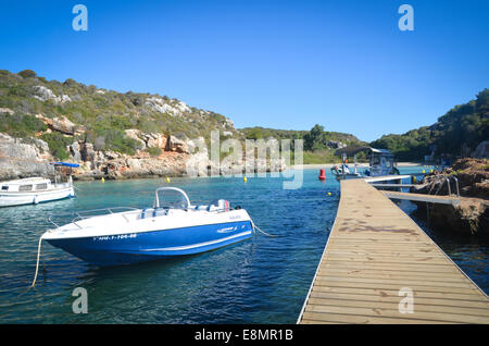 Die Boote und Strand des kleinen Ferienortes, Es Canutells, auf der spanischen Insel Menorca im Mittelmeer Stockfoto