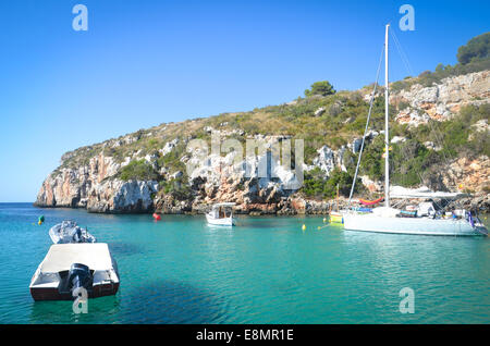 Die Boote und Strand des kleinen Ferienortes, Es Canutells, auf der spanischen Insel Menorca im Mittelmeer Stockfoto