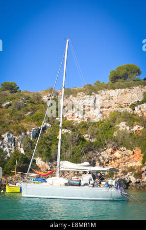 Die Boote und Strand des kleinen Ferienortes, Es Canutells, auf der spanischen Insel Menorca im Mittelmeer Stockfoto