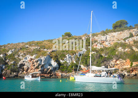 Die Boote und Strand des kleinen Ferienortes, Es Canutells, auf der spanischen Insel Menorca im Mittelmeer Stockfoto