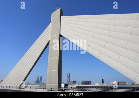 Der Scheich Isa bin Salman Causeway Verknüpfung von Manama und Muharraq mit dem Financial Harbour im Hintergrund, Königreich von Bahrain Stockfoto