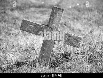 Verwitterte Holzkreuz Kennzeichnung ein Grab - monochrome Verarbeitung Stockfoto