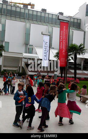 Schülerinnen und Schüler spielen auf dem Gelände des Museo Thyssen-Bornemisza-Museum in Madrid. Stockfoto