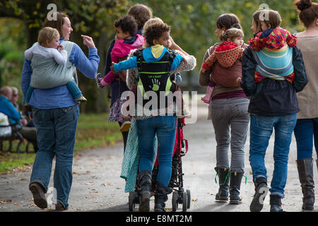 Aberystwyth Wales UK, Samstag, 11. Oktober 2014 Gruppe von Müttern mit ihren kleinen Kindern statt auf ihren Körper in Schlingen schließen treffen sich spazieren Gruppe am letzten Tag der internationalen Babytragen Week 2014. Nicht weit verbreitet durch moderne Industriegesellschaften, Babytragen fördert die Bindung, stillen unterstützt, helfen Kampf postpartale Depression und erleichtert die Pflege. Bildnachweis: Keith Morris/Alamy Live News Stockfoto