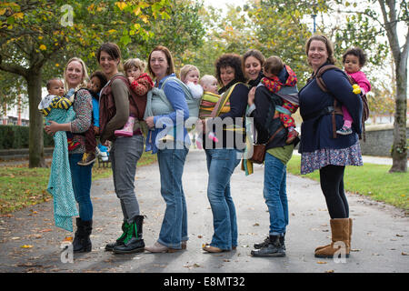 Aberystwyth Wales UK, Samstag, 11. Oktober 2014 Gruppe von Müttern mit ihren kleinen Kindern statt auf ihren Körper in Schlingen schließen treffen sich spazieren Gruppe am letzten Tag der internationalen Babytragen Week 2014. Nicht weit verbreitet durch moderne Industriegesellschaften, Babytragen fördert die Bindung, stillen unterstützt, helfen Kampf postpartale Depression und erleichtert die Pflege. Bildnachweis: Keith Morris/Alamy Live News Stockfoto