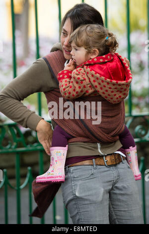 Aberystwyth Wales UK, Samstag, 11. Oktober 2014 Gruppe von Müttern mit ihren kleinen Kindern statt auf ihren Körper in Schlingen schließen treffen sich spazieren Gruppe am letzten Tag der internationalen Babytragen Week 2014. Nicht weit verbreitet durch moderne Industriegesellschaften, Babytragen fördert die Bindung, stillen unterstützt, helfen Kampf postpartale Depression und erleichtert die Pflege. Bildnachweis: Keith Morris/Alamy Live News Stockfoto