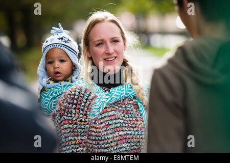 Aberystwyth Wales UK, Samstag, 11. Oktober 2014 Gruppe von Müttern mit ihren kleinen Kindern statt auf ihren Körper in Schlingen schließen treffen sich spazieren Gruppe am letzten Tag der internationalen Babytragen Week 2014. Nicht weit verbreitet durch moderne Industriegesellschaften, Babytragen fördert die Bindung, stillen unterstützt, helfen Kampf postpartale Depression und erleichtert die Pflege. Bildnachweis: Keith Morris/Alamy Live News Stockfoto