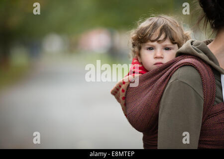 Aberystwyth Wales UK, Samstag, 11. Oktober 2014 Gruppe von Müttern mit ihren kleinen Kindern statt auf ihren Körper in Schlingen schließen treffen sich spazieren Gruppe am letzten Tag der internationalen Babytragen Week 2014. Nicht weit verbreitet durch moderne Industriegesellschaften, Babytragen fördert die Bindung, stillen unterstützt, helfen Kampf postpartale Depression und erleichtert die Pflege. Bildnachweis: Keith Morris/Alamy Live News Stockfoto