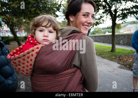 Aberystwyth Wales UK, Samstag, 11. Oktober 2014 Gruppe von Müttern mit ihren kleinen Kindern statt auf ihren Körper in Schlingen schließen treffen sich spazieren Gruppe am letzten Tag der internationalen Babytragen Week 2014. Nicht weit verbreitet durch moderne Industriegesellschaften, Babytragen fördert die Bindung, stillen unterstützt, helfen Kampf postpartale Depression und erleichtert die Pflege. Bildnachweis: Keith Morris/Alamy Live News Stockfoto