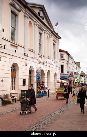 Großbritannien, England, Devon, Barnstaple, High Street, Guildhall Eingang Pannier Markt Stockfoto