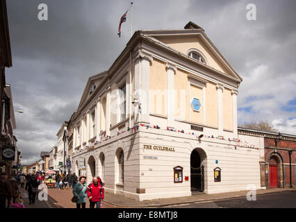 Großbritannien, England, Devon, Barnstaple, High Street, Guildhall Eingang Pannier Markt Stockfoto