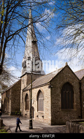 Großbritannien, England, Devon, Barnstaple Pfarrkirche mit markanten verdrehten Turm Stockfoto