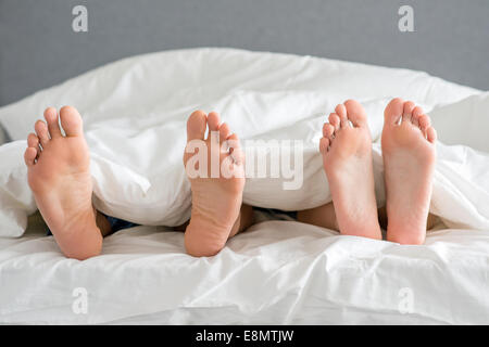 Partner-Sohlen auf weißen Bett hautnah Stockfoto