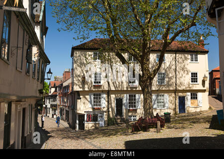 Großbritannien, England, Norfolk, Norwich, Tombland, Elm Hill, mittelalterlichen gepflasterten Straße mit Holzhäusern gerahmt Stockfoto