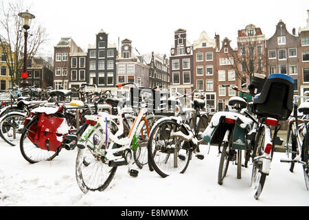 Verschneite Fahrräder in Amsterdam Niederlande Stockfoto