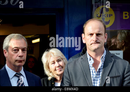 Rochester, Großbritannien. 11. Oktober 2014. Douglas Carswell MP und Nigel Farage besuchen Rochester zum Öffnen eines neuen Büros auf der High Street und unterstützen Mark Reckless vor der Nachwahl im November Stockfoto