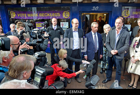 Rochester, Großbritannien. 11. Oktober 2014. Douglas Carswell MP und Nigel Farage besuchen Rochester zum Öffnen eines neuen Büros auf der High Street und unterstützen Mark Reckless vor der Nachwahl im November Stockfoto