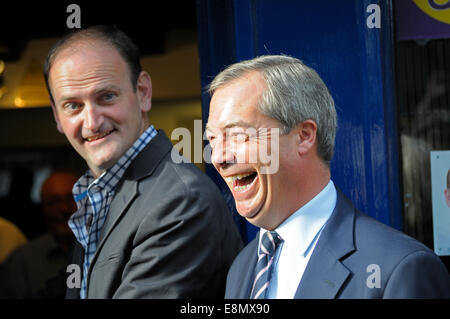 Rochester, Großbritannien. 11. Oktober 2014. Douglas Carswell MP und Nigel Farage besuchen Rochester zum Öffnen eines neuen Büros auf der High Street und unterstützen Mark Reckless vor der Nachwahl im November Stockfoto