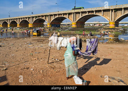 MADURAI SÜDINDIEN HUNG AUF DER LINIE UND KLEIDUNG WASCHEN WASCHEN IM FLUSS UNTER DER BRÜCKE Stockfoto