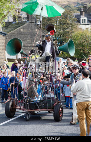 Marsden, UK. 11. Oktober 2014. Marsden Jazz Festival Parade. Das jährliche Festival in Yorkshire Dorf bringt Jazz in den Pennines. Bildnachweis: David Preston/Alamy Live-Nachrichten Stockfoto