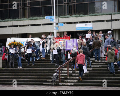 Anti-Fasicst Demonstranten stehen auf den Stufen des Portsmouth Civic Offices gegenüber Mitgliedern der English Defence League als beidseitig Beleidigungen in Portsmouth, England gehandelt Stockfoto