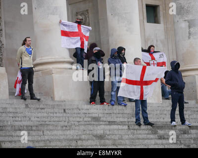 Mitglieder der English Defence League stehen auf den Stufen des Portsmouth Guildhall während einer Protestaktion gegen eine muslimische Schule in der Stadt öffnen Stockfoto