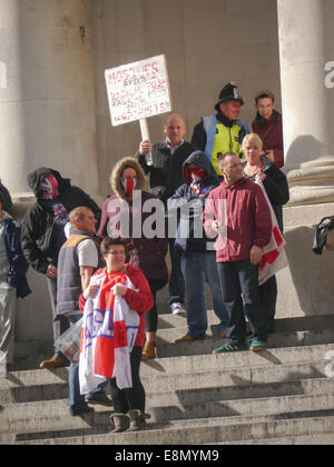 Mitglieder der English Defence League stehen auf den Stufen des Portsmouth Guildhall während einer Protestaktion gegen eine muslimische Schule öffnen in der Stadt, Portsmouth, England Stockfoto