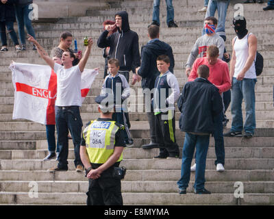 Junge Mitglieder der English Defence League stehen auf den Stufen des Portsmouth Guildhall während einer Protestaktion gegen eine muslimische Schule Eröffnung in Portsmouth, England Stockfoto