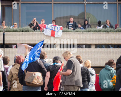 Mitglieder der English Defence League über anti-faschistischen Demonstranten stehen und verhöhnen sie während einer Protestaktion gegen die Eröffnung einer muslimischen Schule in Portsmouth, England Stockfoto